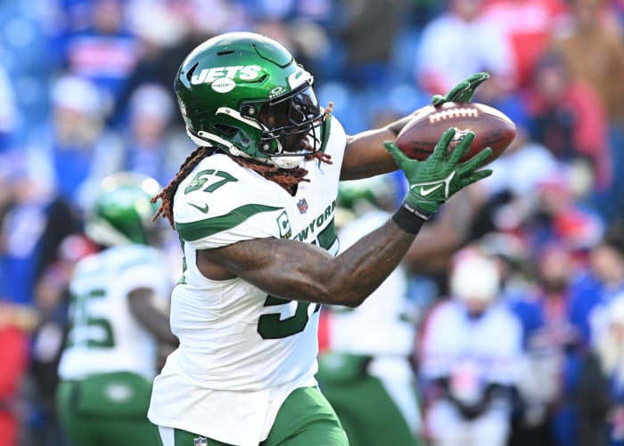 Jets' LB CJ Mosley warms up at Buffalo